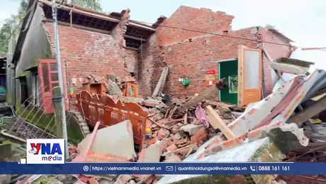 Sạt lở núi gây sập và hư hại nghiêm trọng nhà cửa một khu dân cư