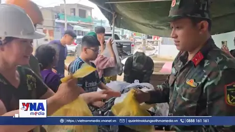 Quân dân chung sức hỗ trợ nhân dân vùng ngập lụt