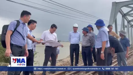 Thông tuyến đường sắt Bắc - Nam sau mưa lũ
