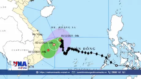Bão số 15 giật cấp 10, di chuyển chậm trên biển