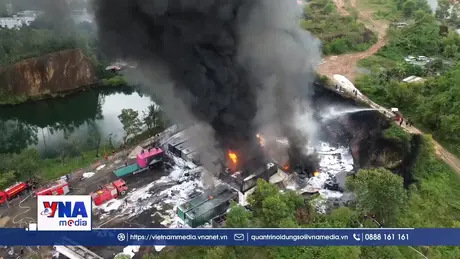 Đà Nẵng: Cháy lớn tại bãi xe chở hàng, cột khói dài hàng cây số