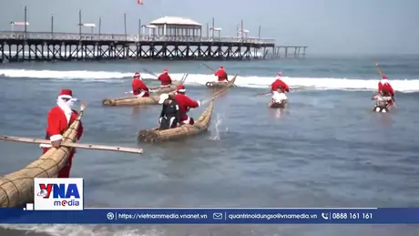Ông già Noel cưỡi thuyền khuấy động lễ Giáng sinh Peru