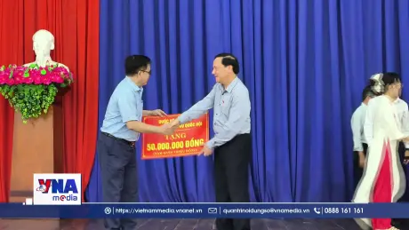 Phó Chủ tịch Quốc hội thăm, tặng quà người dân Khánh Hòa bị thiệt hại do mưa lũ