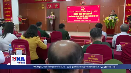 Đoàn Đại biểu Quốc hội trao quà cho gia đình chính sách, học sinh khó khăn