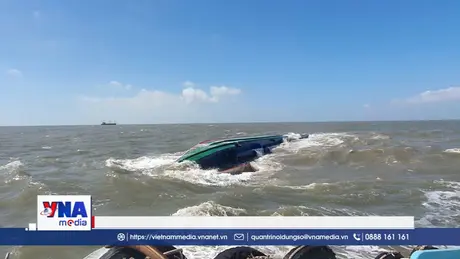 Kịp thời cứu 3 thuyền viên trên sà lan gặp nạn