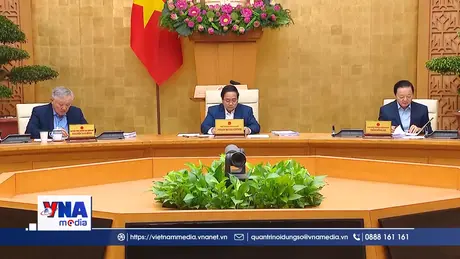 Việt Nam vững vàng trong bối cảnh bị “tác động kép”