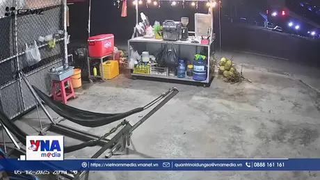 Xe khách lao vào lề đường khiến 2 người tử vong