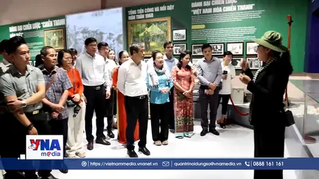 Viếng các anh hùng liệt sĩ tại Tây Ninh