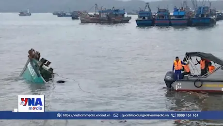 Quảng Trị: Cứu hộ thành công 4 ngư dân bị chìm tàu trên biển