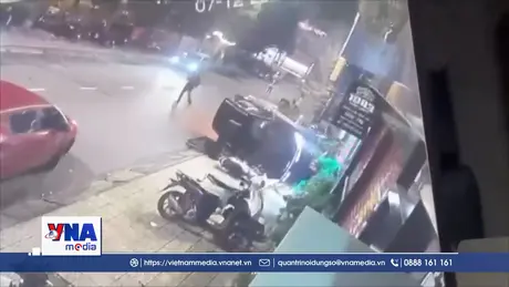 Làm rõ vụ xe ô tô lao lên vỉa hè khiến 3 người bị thương