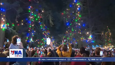 Thắp sáng Đường Thông tưởng nhớ nạn nhân vụ cháy ở California (Mỹ)