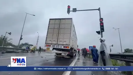 Quảng Ngãi: Xe máy vượt đèn đỏ, gây tai nạn