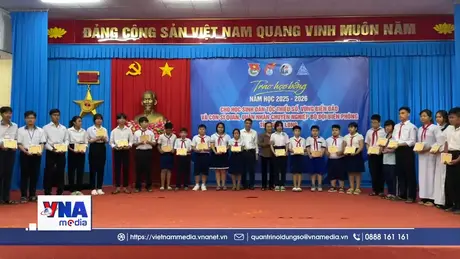 Trao học bổng Vừ A Dính tại Vĩnh Long