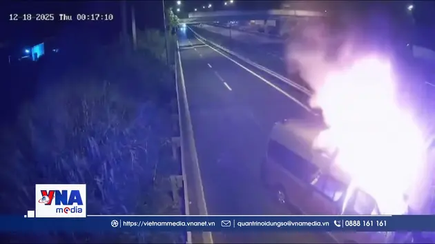 Va chạm khiến xe cứu thương bốc cháy, 5 người thương vong