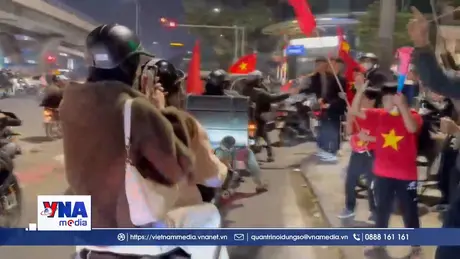 Người dân Hà Nội tràn ra đường ăn mừng sau khi U22 Việt Nam giành huy