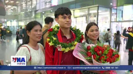 Đội tuyển U22 Việt Nam rạng rỡ về nước sau tấm HCV SEA Games 33