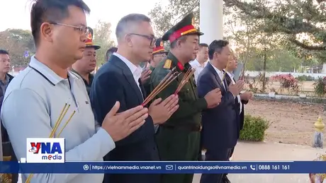 Dâng hương tưởng niệm các anh hùng liệt sỹ tại Lào