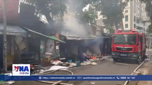 Cháy lớn chợ Xanh Định Công lúc rạng sáng, nhiều gian hàng bị thiêu rụi