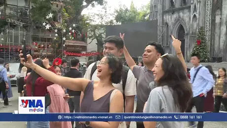 Du khách nước ngoài chào đón lễ Giáng sinh tại Hà Nội