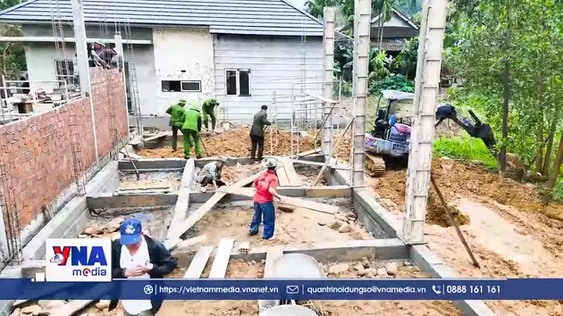 Công an thành phố Huế thần tốc xây dựng nhà cho người dân sau lũ