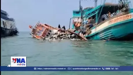 Bộ đội Biên phòng Cà Mau cứu 13 thuyền viên tàu cá bị chìm