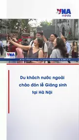 Du khách nước ngoài chào đón lễ Giáng sinh tại Hà Nội