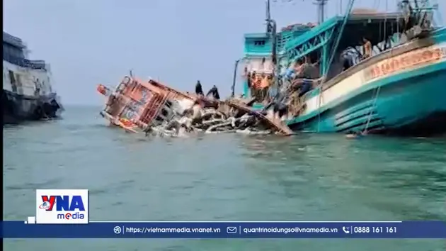 Bộ đội Biên phòng Cà Mau cứu 13 thuyền viên tàu cá bị chìm