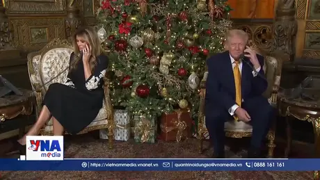 Vợ chồng ông Trump hóa thân thành 'tổng đài viên' Giáng sinh
