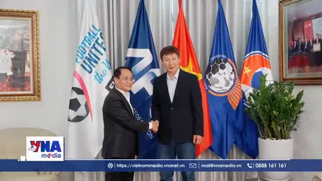 PNJ trao tặng huy chương Vàng 24k cho HLV Kim Sang Sik 