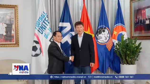 PNJ trao tặng huy chương Vàng 24k cho HLV Kim Sang Sik 