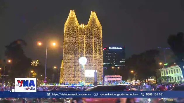 Giáng sinh rực rỡ sắc màu giữa lòng TP.HCM