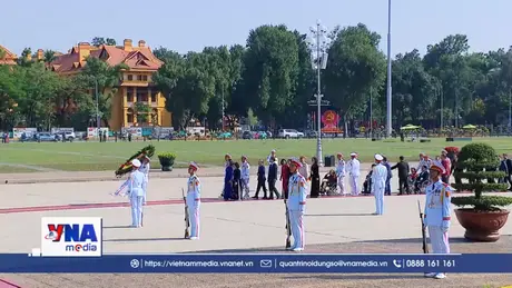 Đại biểu Đại hội Thi đua yêu nước toàn quốc viếng Lăng Chủ tịch Hồ Chí Minh