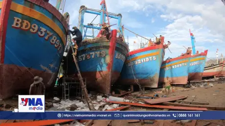 Ngư dân sửa chữa tàu thuyền vươn khơi