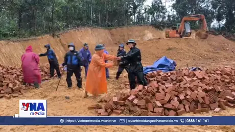 Vượt nắng, thắng mưa xây nhà cho bà con vùng sạt lở