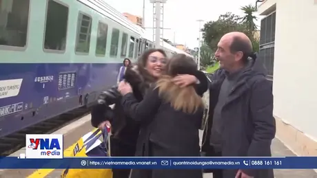 Về nhà đón Tết