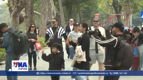 Người nước ngoài hào hứng đón Tết Dương lịch 2026 tại Thủ đô