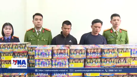 Triệt phá đường dây mua bán trái phép hàng cấm