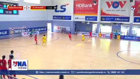 Thùy Trang và Tuyết Dung cùng tỏa sáng trên sân futsal