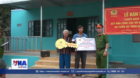 Bàn giao nhà “Quang Trung” đầu tiên cho người dân vùng rốn lũ Hàm Thắng