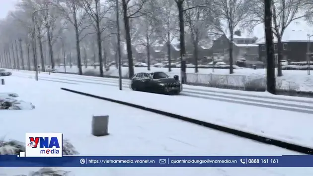 Tuyết rơi dày làm tê liệt giao thông ở Hà Lan và Pháp
