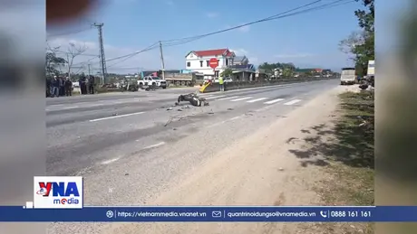 Va chạm giữa xe máy và ô tô khách khiến 3 người bị thương nặng