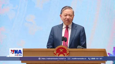 Lấy phấn khởi của nhân dân làm phấn khởi của mình