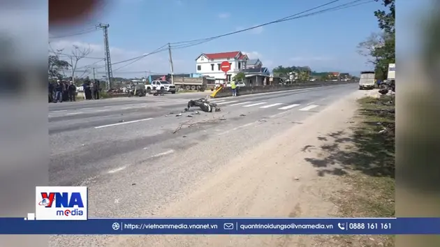 Va chạm giữa xe máy và ô tô khách khiến 3 người bị thương nặng