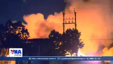 Đang cháy lớn tại xưởng gỗ và tái chế nhựa ở Lạc Đạo, Hưng Yên