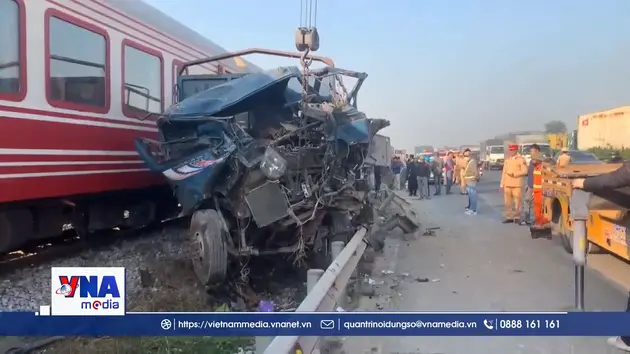 Hải Phòng: Ô tô tải va chạm với tàu hoả, 2 người bị thương