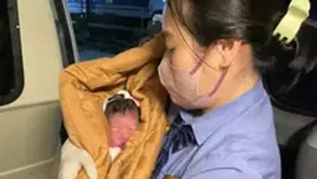 Tiếng khóc chào đời trên chuyến tàu đêm SE4