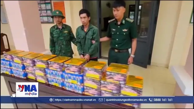 Bắt đối tượng vận chuyển gần 60kg pháo lậu