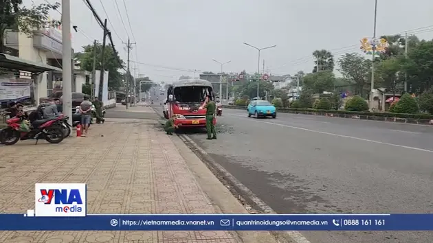 Lửa thiêu rụi xe đưa đón công nhân