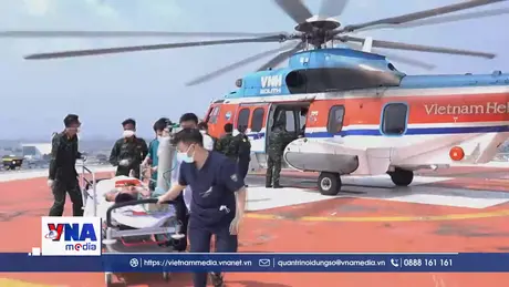 Trực thăng bay trong đêm vận chuyển bệnh nhân nguy kịch về đất liền