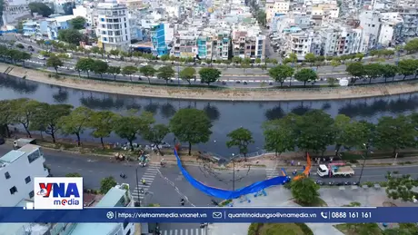 Đường bờ kênh Tàu Hủ bất ngờ sạt lở nghiêm trọng